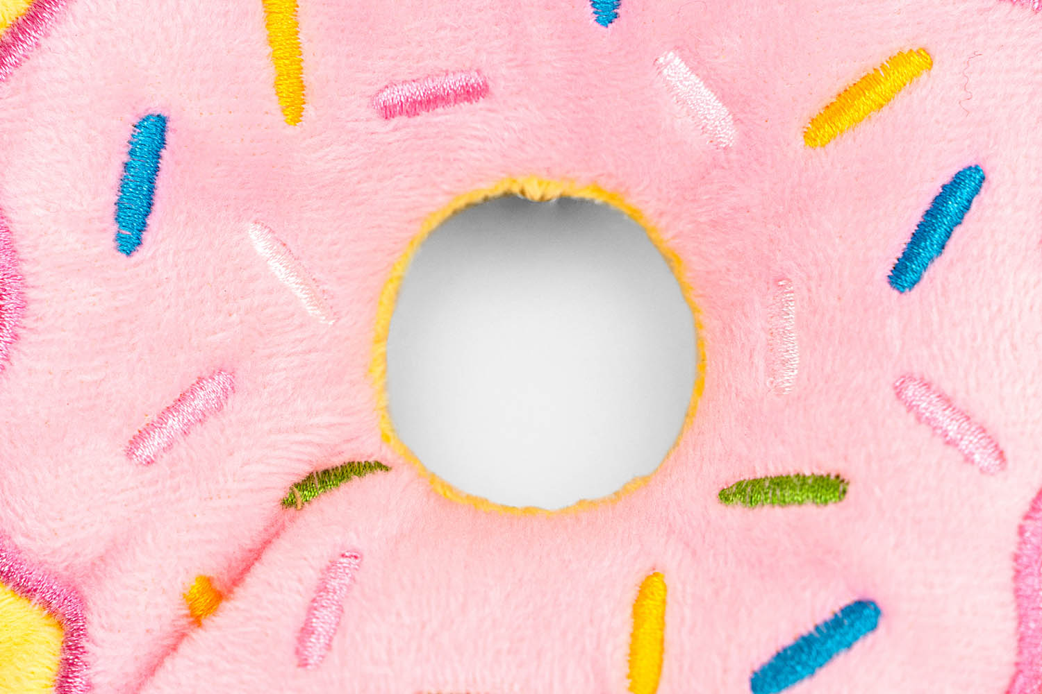 Detaliu material moale jucarie de plus pentru caini Gloria Frosty Dognut cu decor tip bomboane