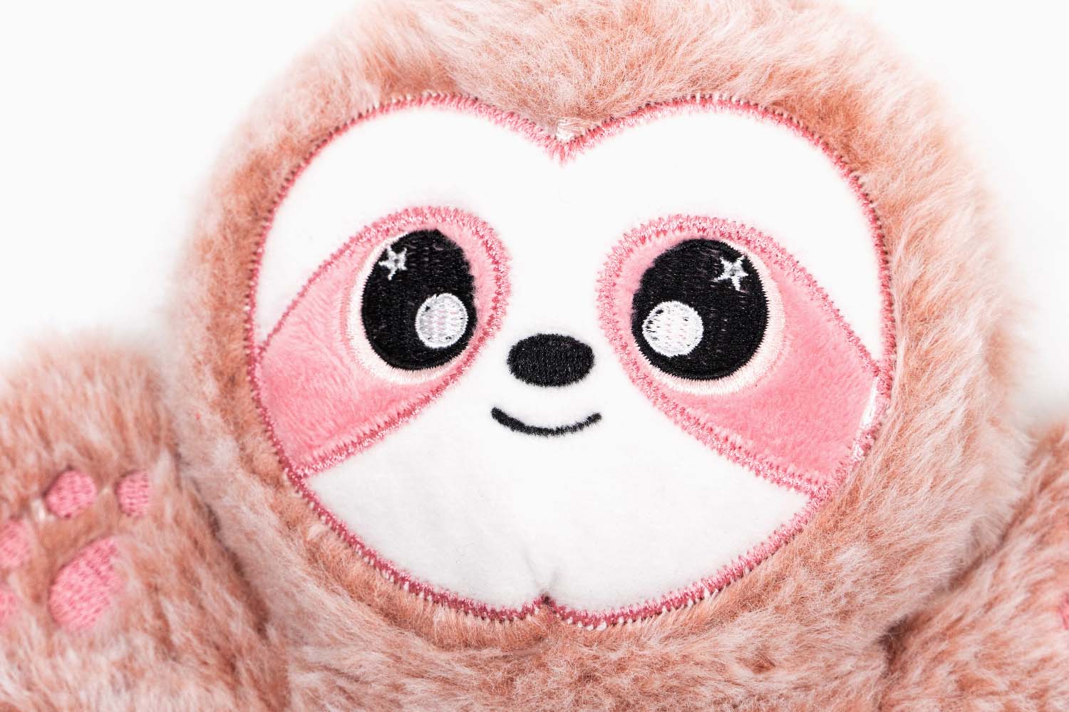 Detaliu fata jucarie de plus pentru caini Gloria Mandi cu expresie jucausa