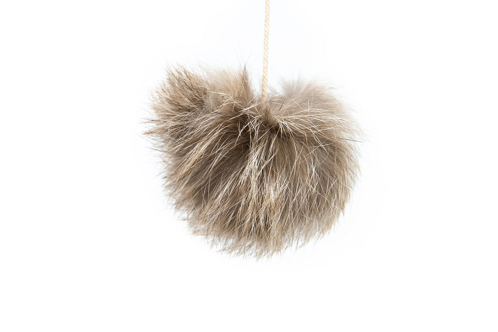 Detaliu pompon din blana naturala de iepure jucarie pentru pisici Gloria Gaudi