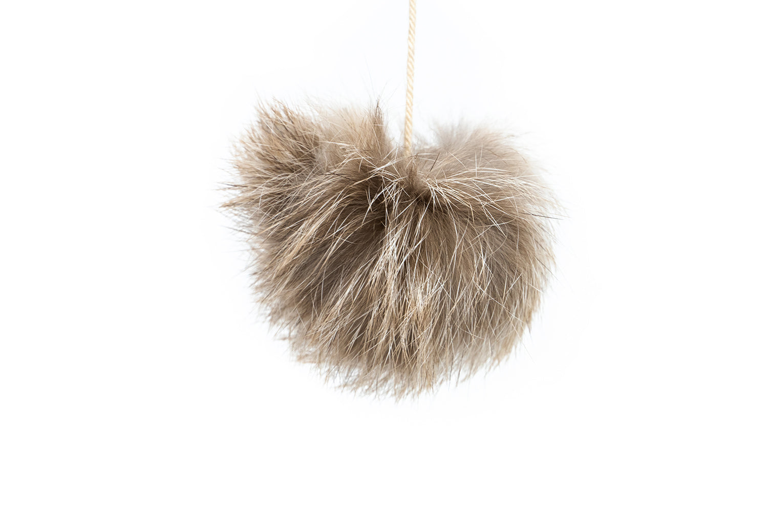 Detaliu pompon din blana naturala de iepure jucarie pentru pisici Gloria Gaudi