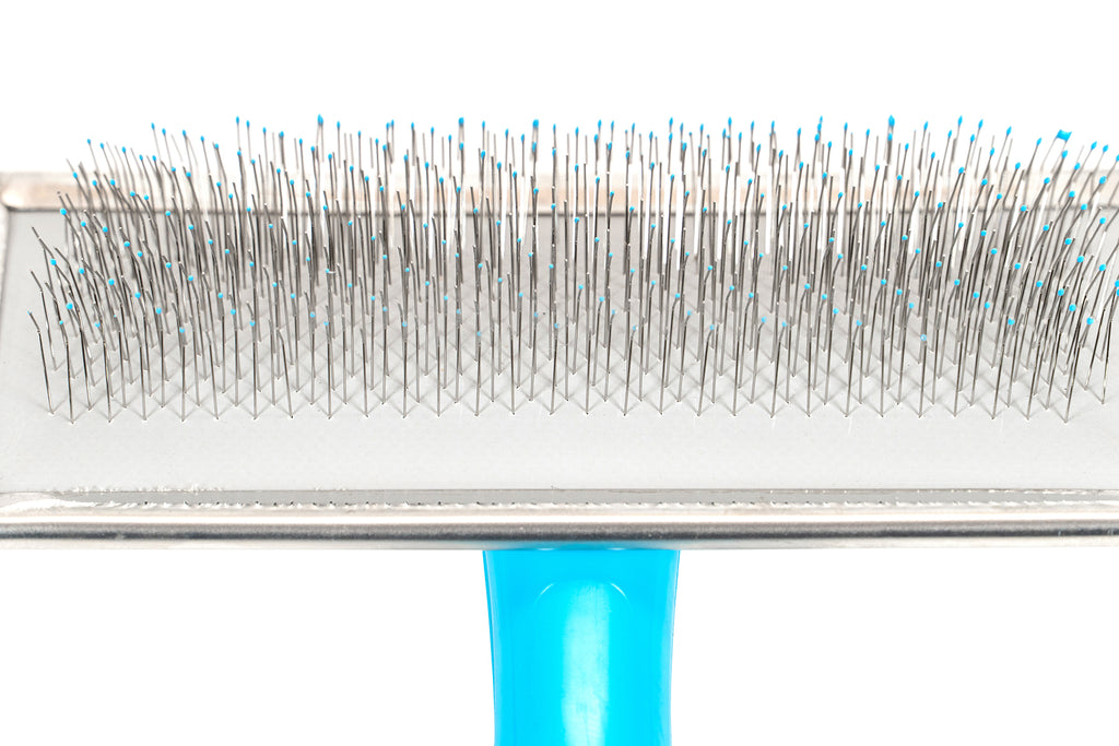 Detaliu peri metalici cu protectie pentru piele perie Kimbo Medium